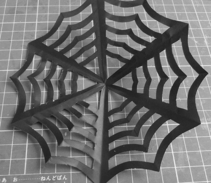 ハロウィンの工作に使える！簡単に折り紙でできる「くもの巣」の作り方 image 0