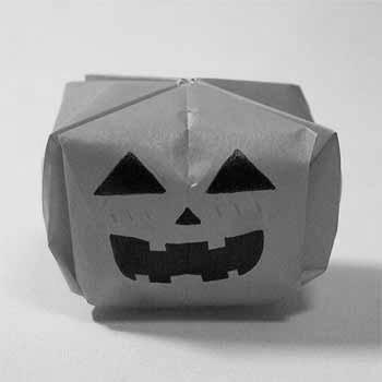 ハロウィンの折り紙、立体的で飾りにピッタリ♪「ふうせんこうもり」の作り方 image 2